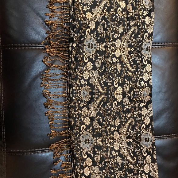 HOST PICK 10/15πGorgeous Scarf - Picture 2 of 8